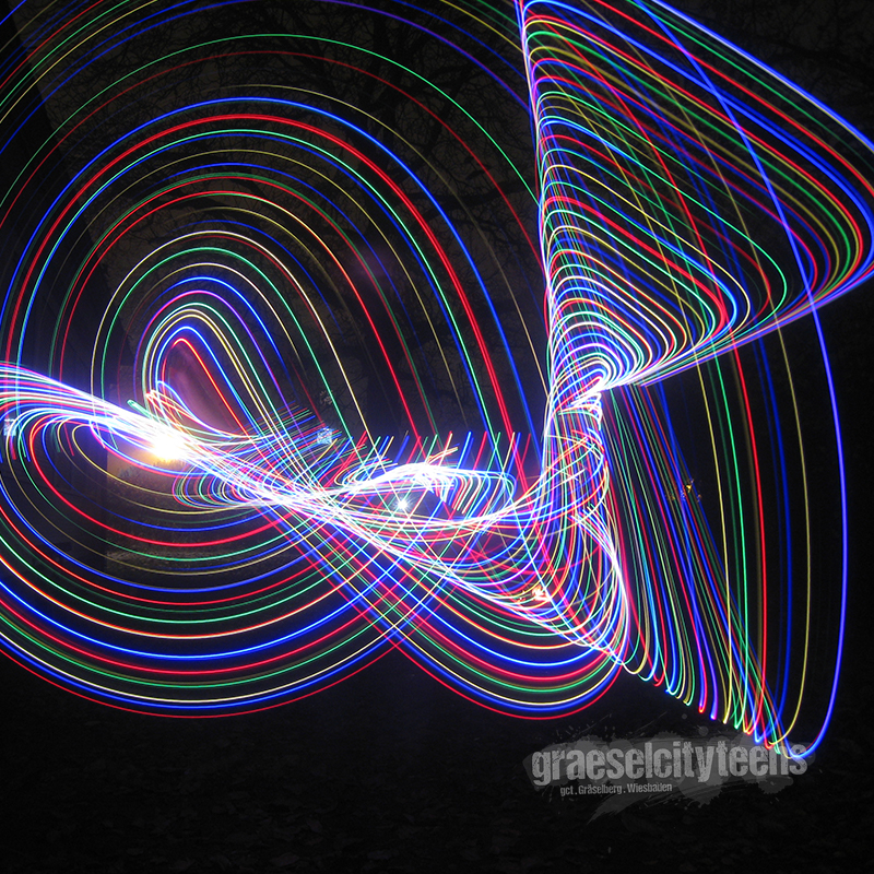 Stablichtmalen . lightpainting stick . 11. November 2021 . Stablichtmalen im super dunklen Garten vom Stadtteilzentrum Gräselberg. . gct . graeselcityteens ...auf dem Gräselberg . Stadtteilzentrum Gräselberg . Wiesbaden