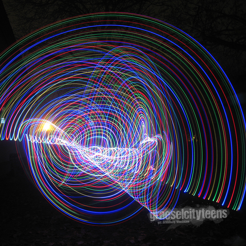 Stablichtmalen . lightpainting stick . 11. November 2021 . Stablichtmalen im super dunklen Garten vom Stadtteilzentrum GrÃ¤selberg. . gct . graeselcityteens ...auf dem GrÃ¤selberg . Stadtteilzentrum GrÃ¤selberg . Wiesbaden