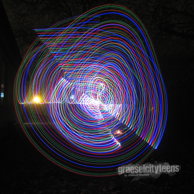 Stablichtmalen . lightpainting stick . 11. November 2021 . Stablichtmalen im super dunklen Garten vom Stadtteilzentrum GrÃ¤selberg. . gct . graeselcityteens ...auf dem GrÃ¤selberg . Stadtteilzentrum GrÃ¤selberg . Wiesbaden