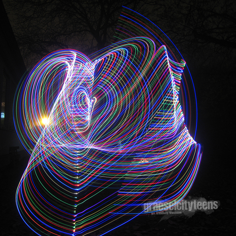 Stablichtmalen . lightpainting stick . 11. November 2021 . Stablichtmalen im super dunklen Garten vom Stadtteilzentrum GrÃ¤selberg. . gct . graeselcityteens ...auf dem GrÃ¤selberg . Stadtteilzentrum GrÃ¤selberg . Wiesbaden