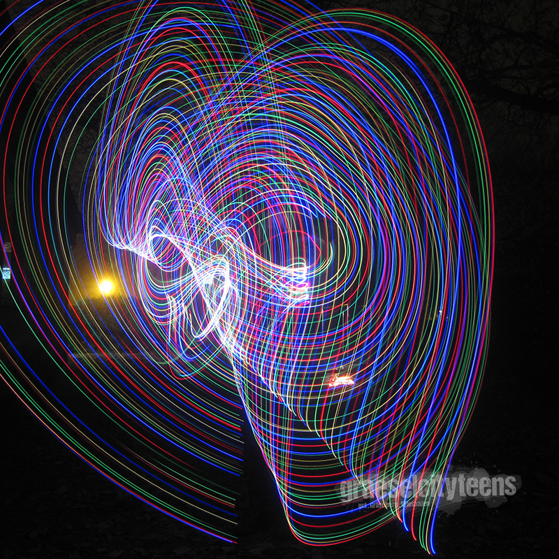 Stablichtmalen . lightpainting stick . 11. November 2021 . Stablichtmalen im super dunklen Garten vom Stadtteilzentrum GrÃ¤selberg. . gct . graeselcityteens ...auf dem GrÃ¤selberg . Stadtteilzentrum GrÃ¤selberg . Wiesbaden