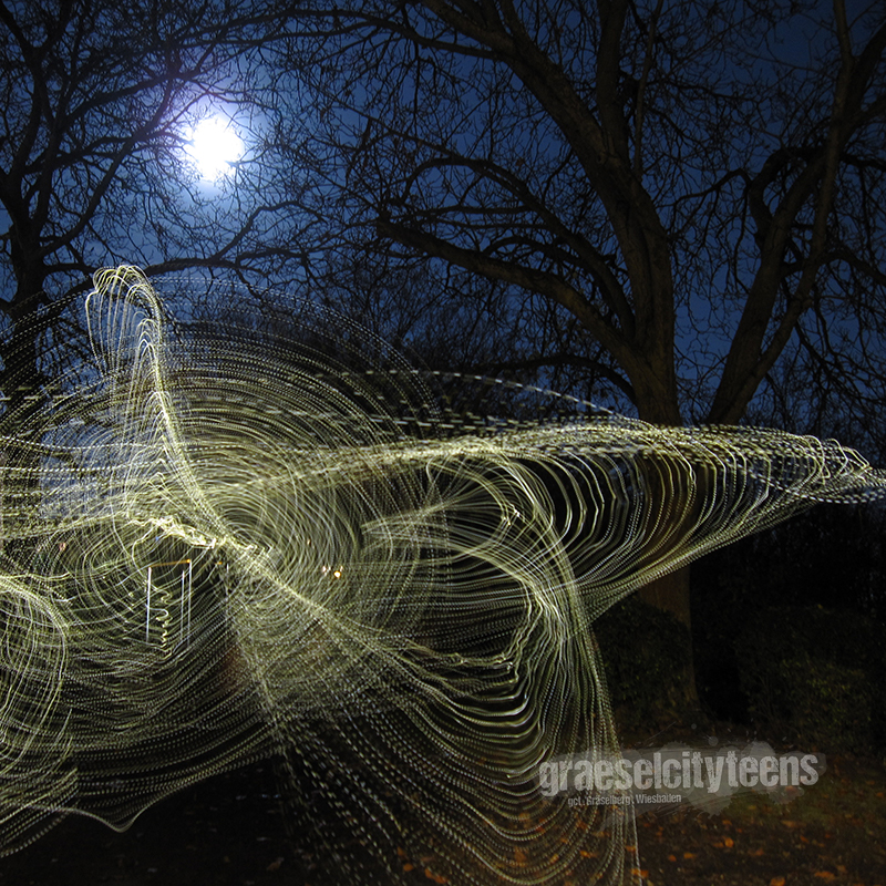 Lichterketten Mond . ...morgen ist Vollmond . 18. November 2021 . Lichterketten malen bei Mondschein im dunklen Garten vom Stadtteilzentrum Gräselberg . gct . graeselcityteens ...auf dem Gräselberg . Stadtteilzentrum Gräselberg . Wiesbaden