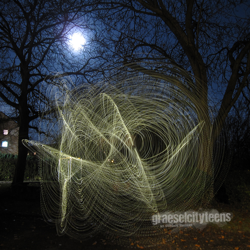 Lichterketten Mond . ...morgen ist Vollmond . 18. November 2021 . Lichterketten malen bei Mondschein im dunklen Garten vom Stadtteilzentrum GrÃ¤selberg . gct . graeselcityteens ...auf dem GrÃ¤selberg . Stadtteilzentrum GrÃ¤selberg . Wiesbaden