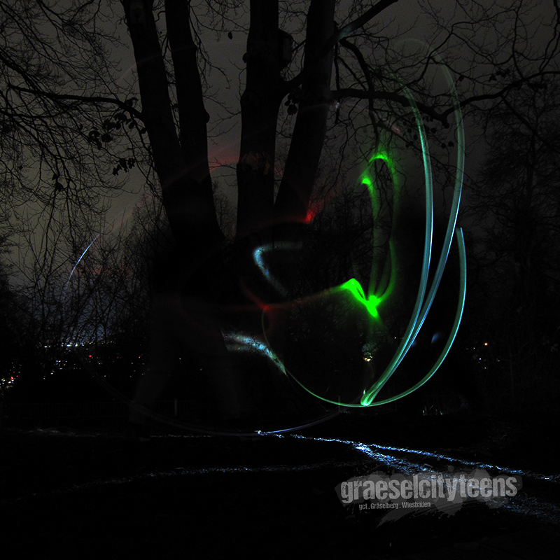 Lichtstab . ...vor dem 4 Fingerbaum . 11. Januar 2022 . gct . graeselcityteens ...auf dem Gräselberg . Stadtteilzentrum Gräselberg . Wiesbaden
