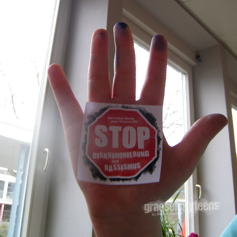 Aktion: STOP . Diskriminierung & Rassismus . Internationale Wochen gegen Rassismus 2022 . 17. März 2022 . gct . graeselcityteens ...auf dem Gräselberg . Stadtteilzentrum Gräselberg . Wiesbaden