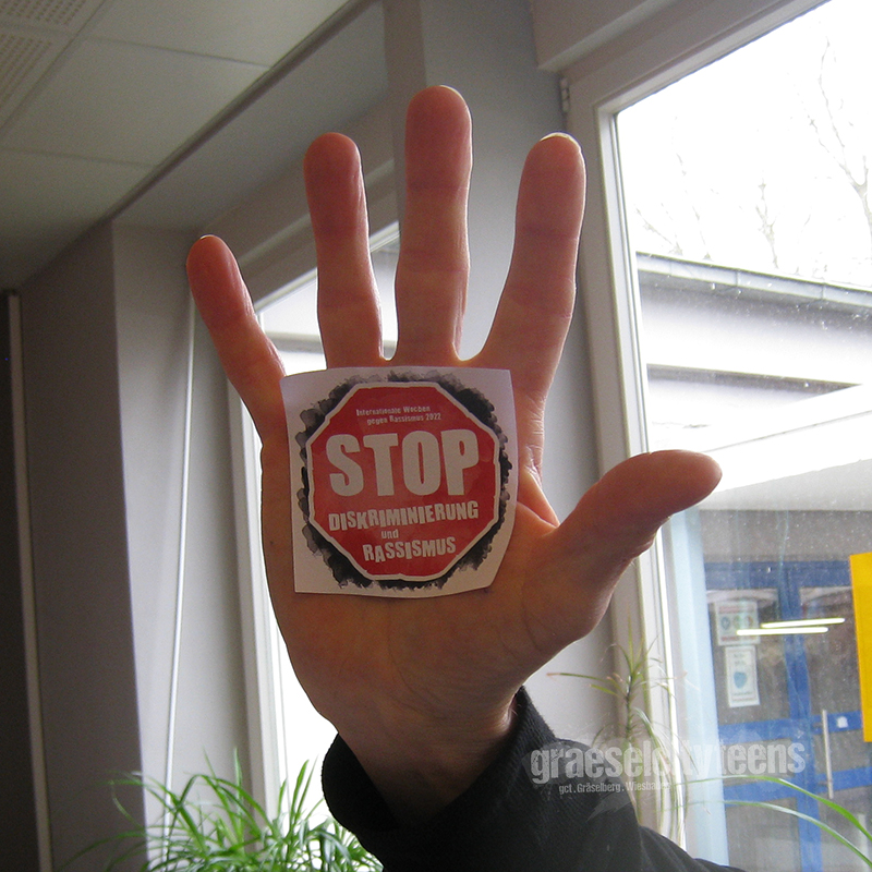 Aktion: STOP . Diskriminierung & Rassismus . Internationale Wochen gegen Rassismus 2022 . 17. März 2022 . gct . graeselcityteens ...auf dem Gräselberg . Stadtteilzentrum Gräselberg . Wiesbaden