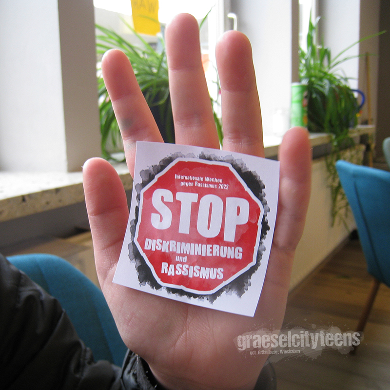 Aktion: STOP . Diskriminierung & Rassismus . Internationale Wochen gegen Rassismus 2022 . 17. März 2022 . gct . graeselcityteens ...auf dem Gräselberg . Stadtteilzentrum Gräselberg . Wiesbaden