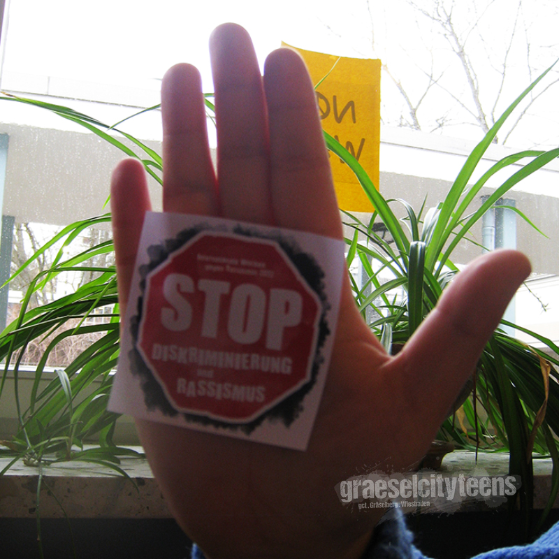 Aktion: STOP . Diskriminierung & Rassismus . Internationale Wochen gegen Rassismus 2022 . 17. März 2022 . gct . graeselcityteens ...auf dem Gräselberg . Stadtteilzentrum Gräselberg . Wiesbaden