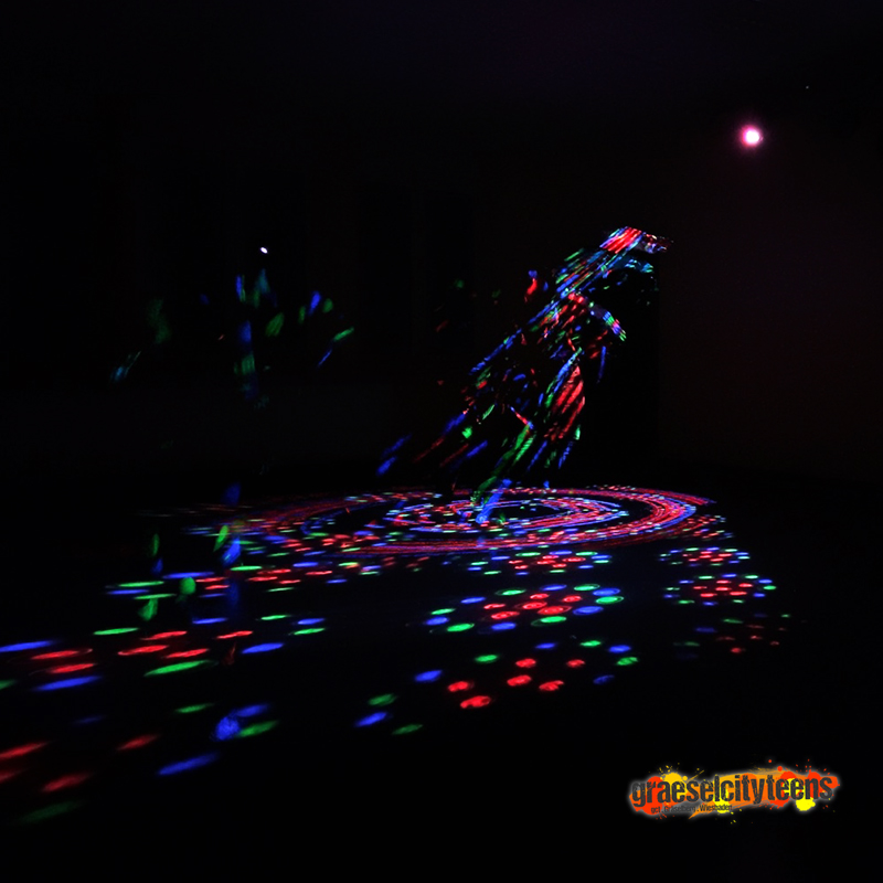 Lichter Disco . Tanz in Langzeitbelichtung . 22. September 2022 . gct . graeselcityteens ...auf dem Gräselberg . Stadtteilzentrum Gräselberg . Wiesbaden